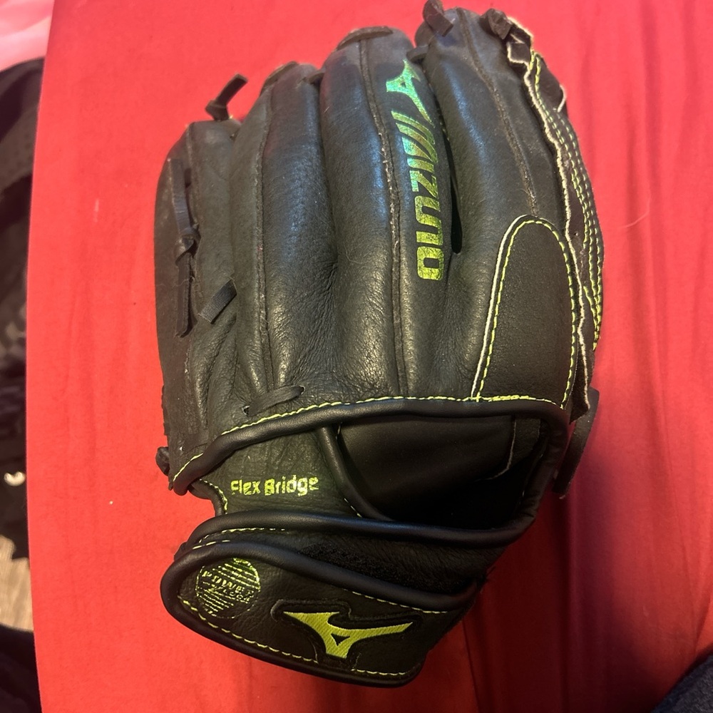 Mizuno Prospect Series 12-inch Fastpitch Softball Glove green and black